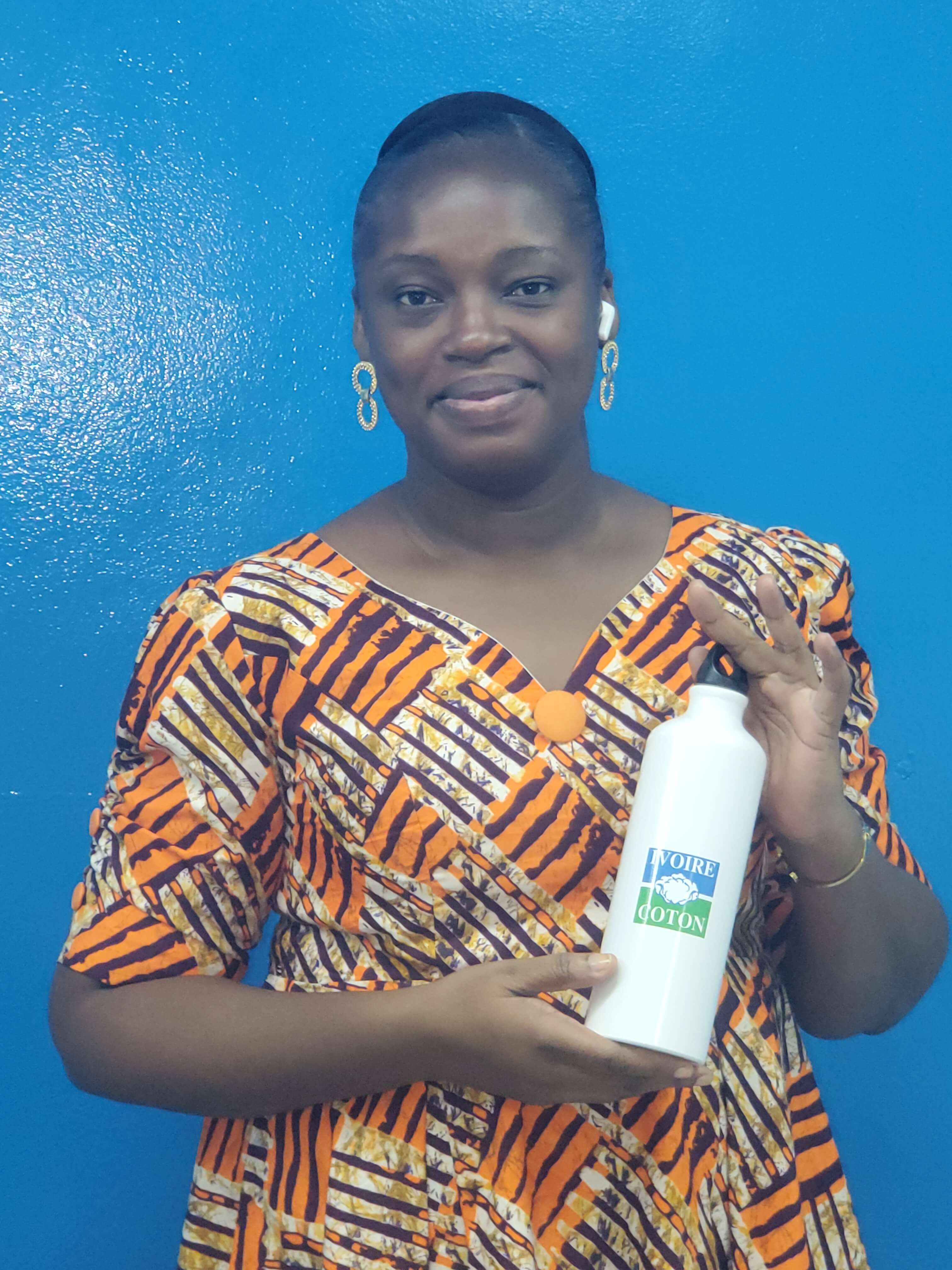 DISTRIBUTION DES GOURDES METALLIQUES A IVOIRE COTON EN VUE DE LA REDUCTION DES DECHETS PLASTIQUES